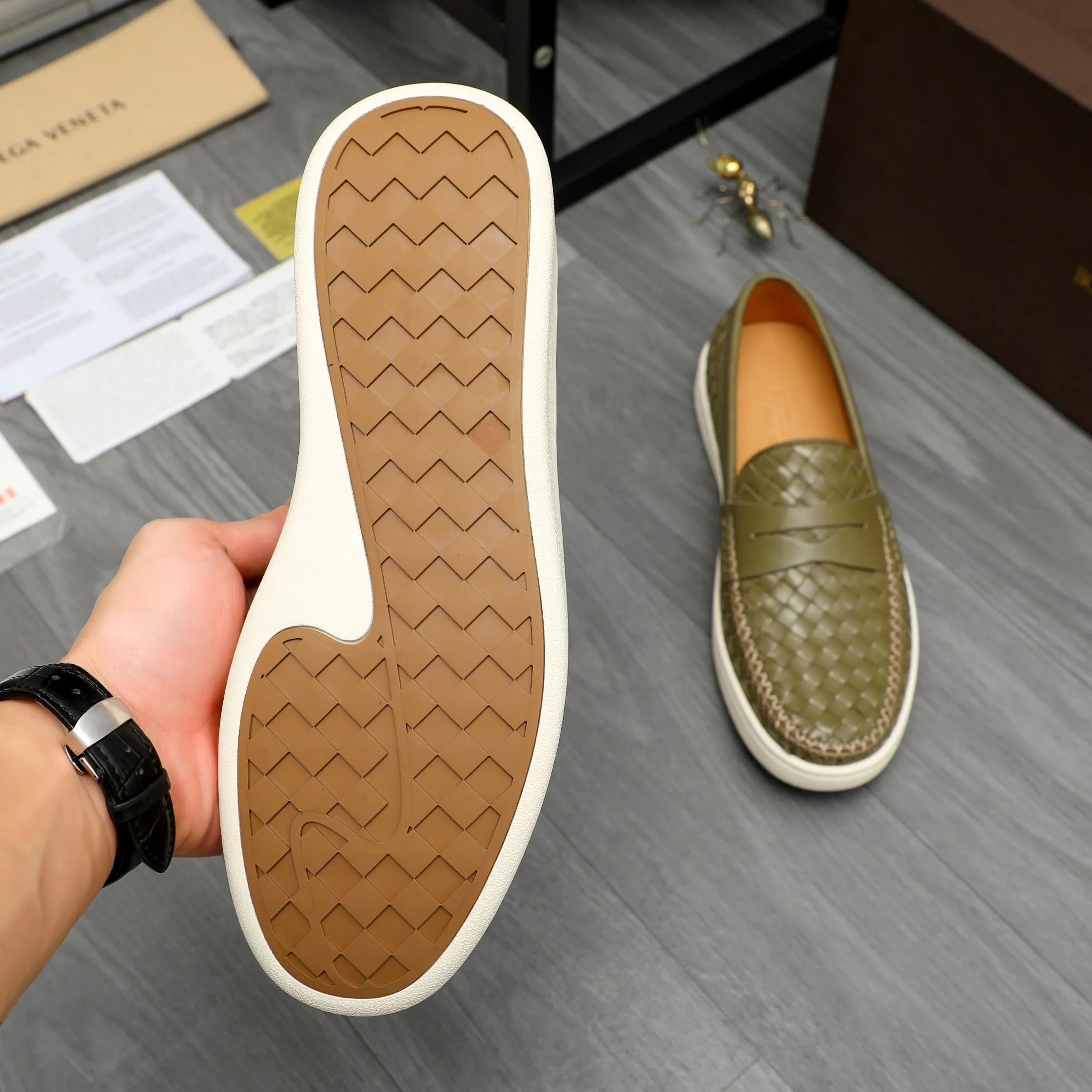 Men's shoes 💰500 Product trademark: BV "Bottega Veneta" woven slip-on casual men's shoes Regular size: 38-45 (custom-made 45 non-returnable) Product materials: Selected woven cowhide upper, cowhide lining, rubber outsole